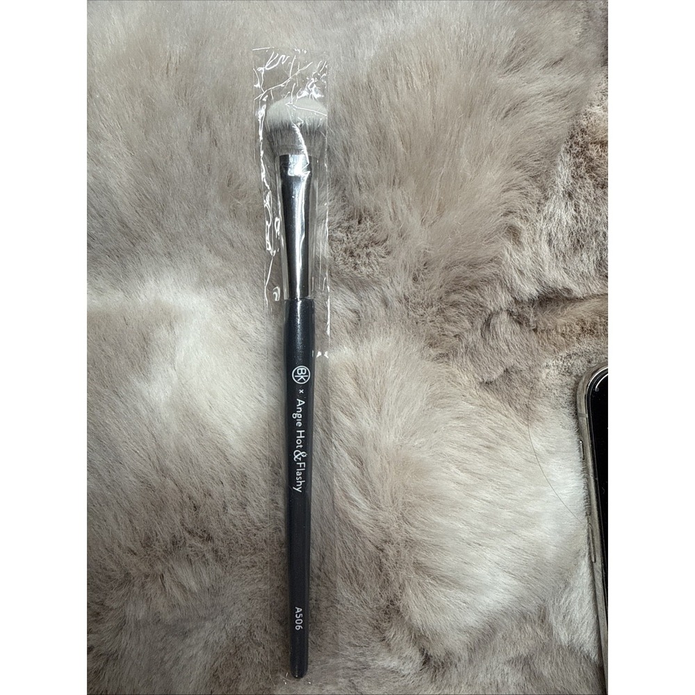 BK Beauty Brushes Angie HOT & FLASHY A506 Concealer Brush Kitten Paw NEW